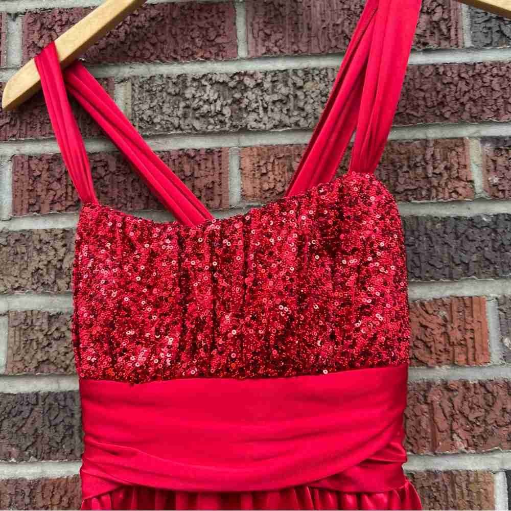 Elegant Red Sleeveless Dress - Picture 2 of 3